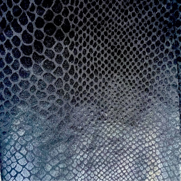 Snakeskin print black leggings. Size US 10 - Picture 2 of 4